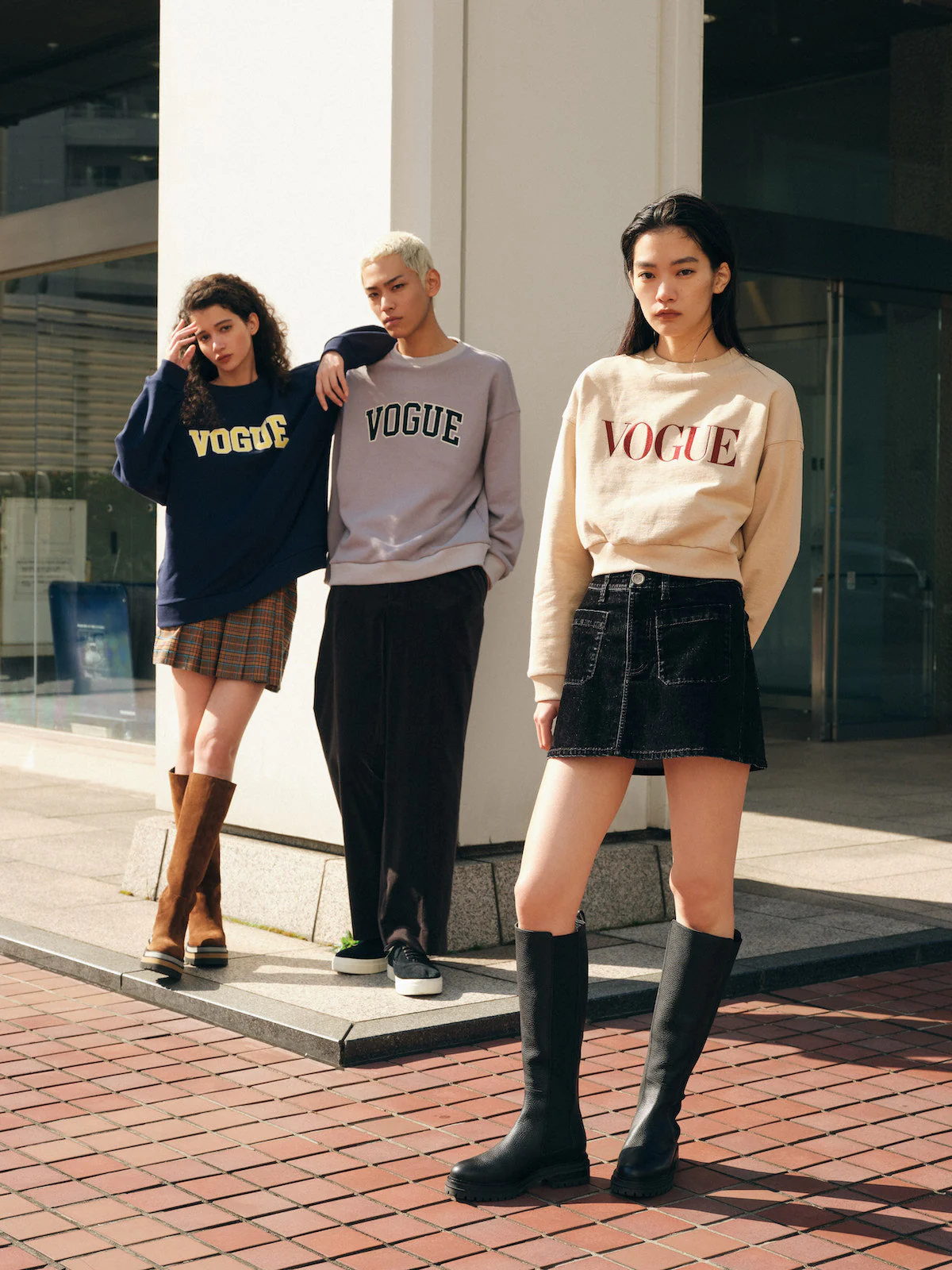『VOGUE』ロゴ クロップドスウェット キャメル×ボルドー - Image 2