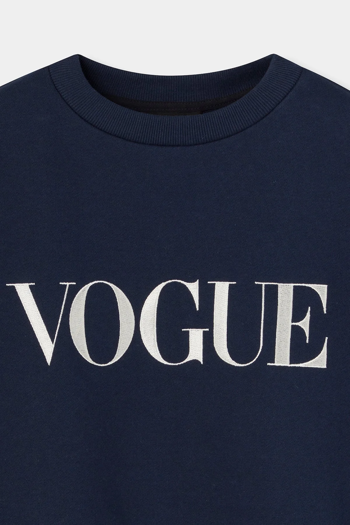 『VOGUE』ロゴ クロップドスウェット ネイビー×アイボリー - Image 4