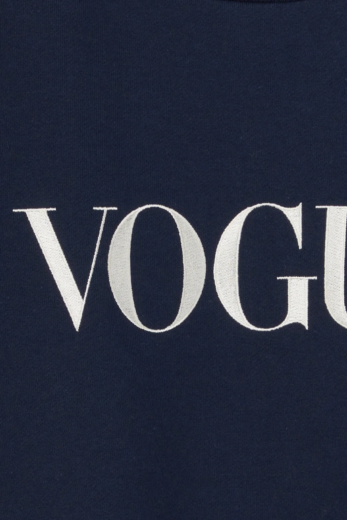 『VOGUE』ロゴ クロップドスウェット ネイビー×アイボリー - Image 5