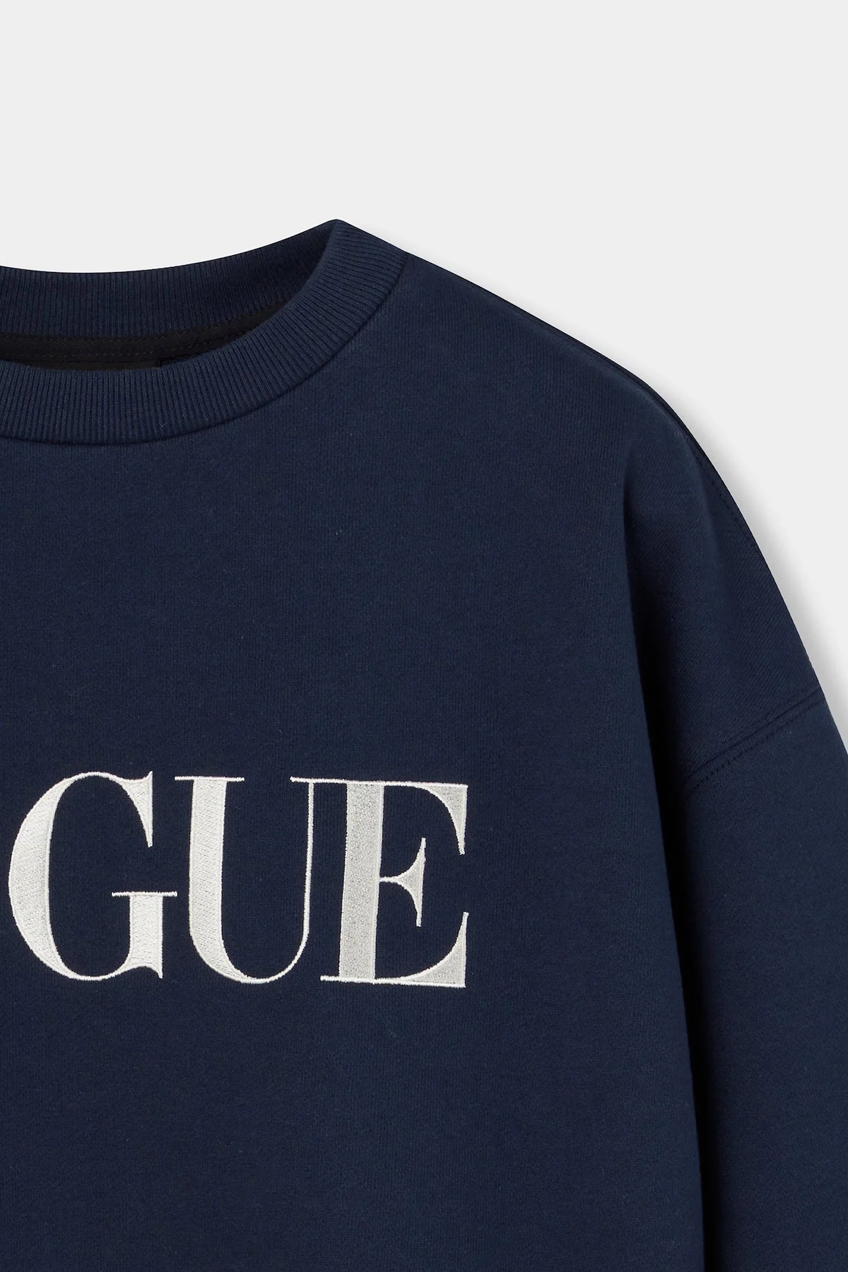 『VOGUE』ロゴ クロップドスウェット ネイビー×アイボリー - Image 6