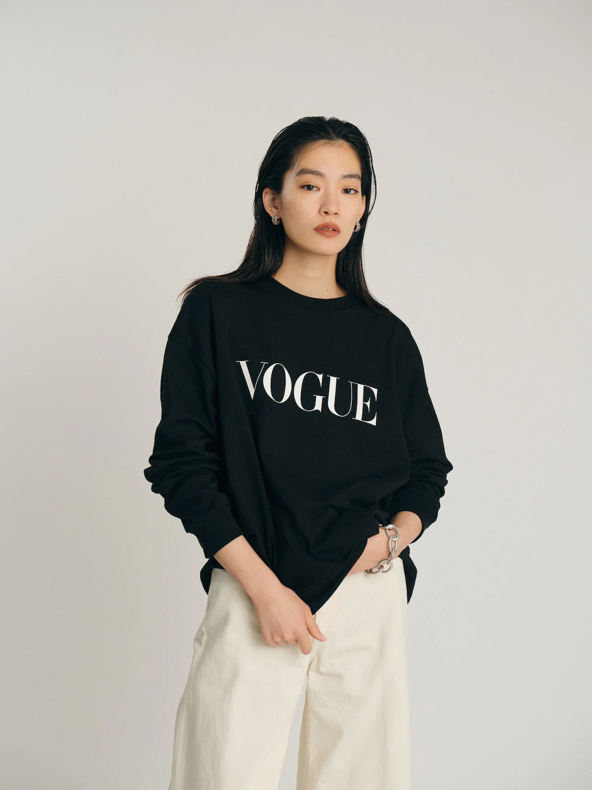 『VOGUE』ロゴ ロングTシャツ ブラック - Image 2