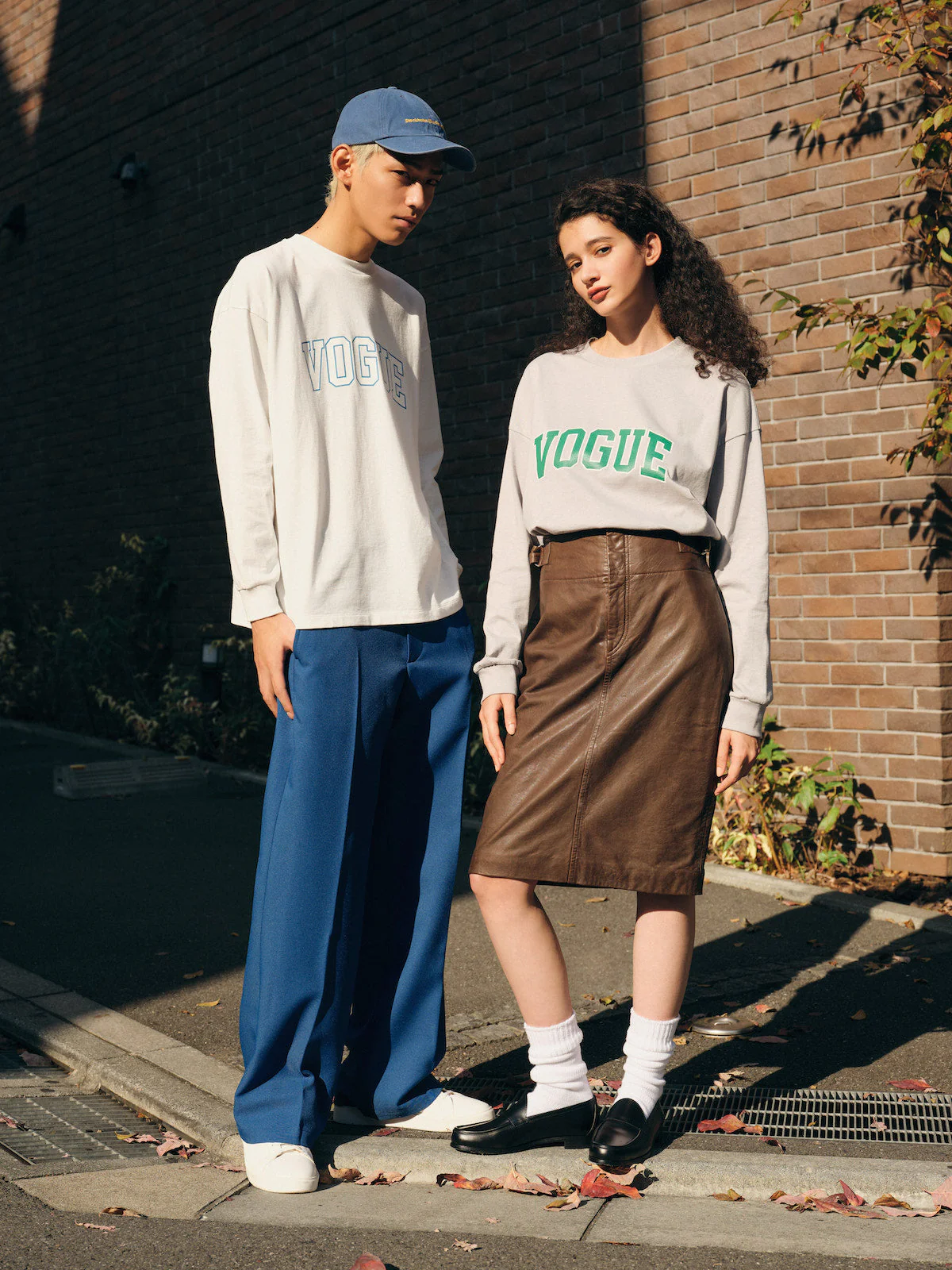 『VOGUE』カレッジロゴ ロングTシャツ ホワイト×ネイビー - Image 2