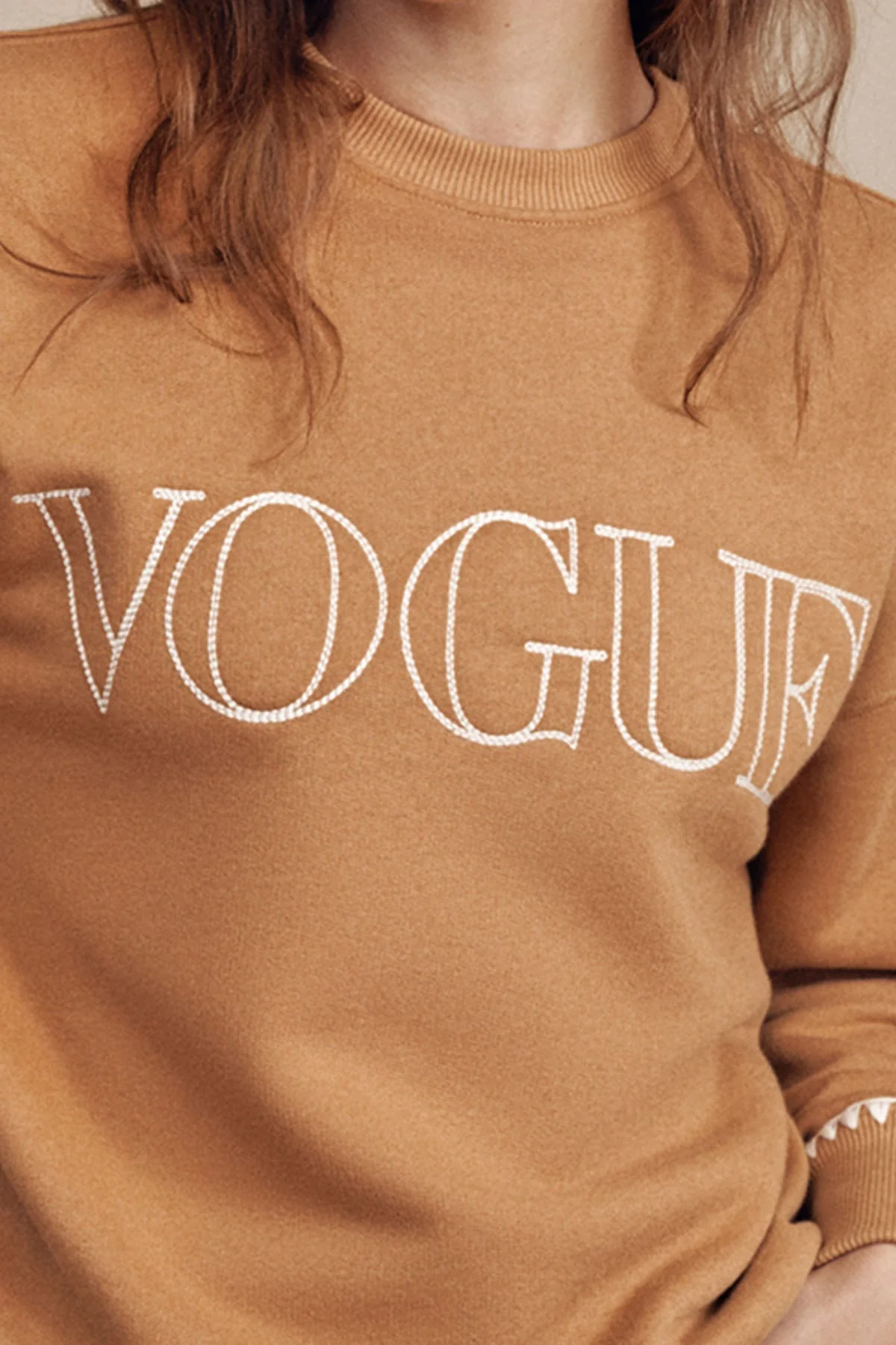 VOGUE Sweatshirt Camel - Image 4