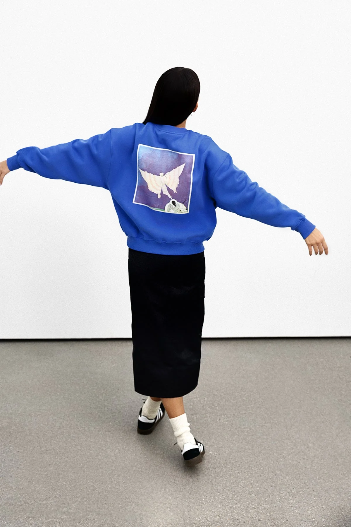 VOGUE Sweatshirt Dove Blue Cover Print - Image 5
