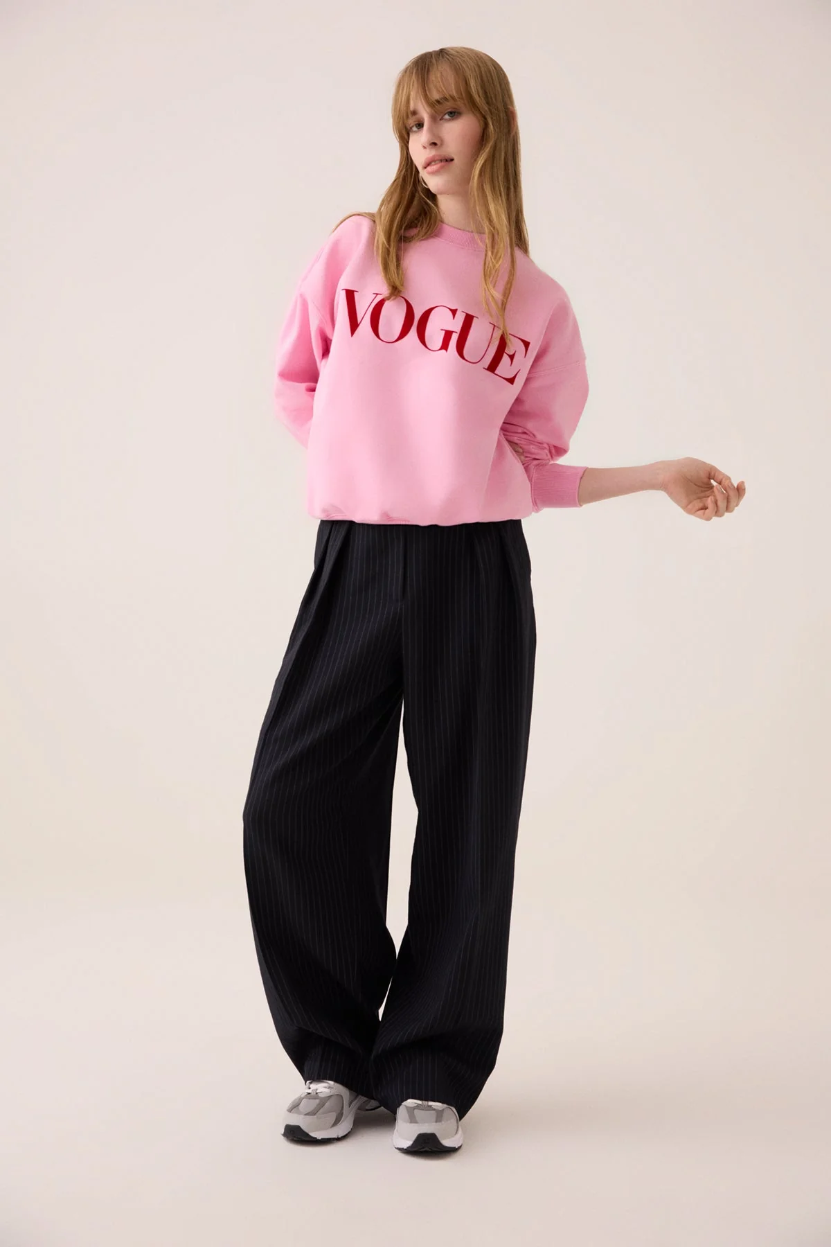 VOGUE Sweatshirt Hotpink Velvet Logo - Image 4