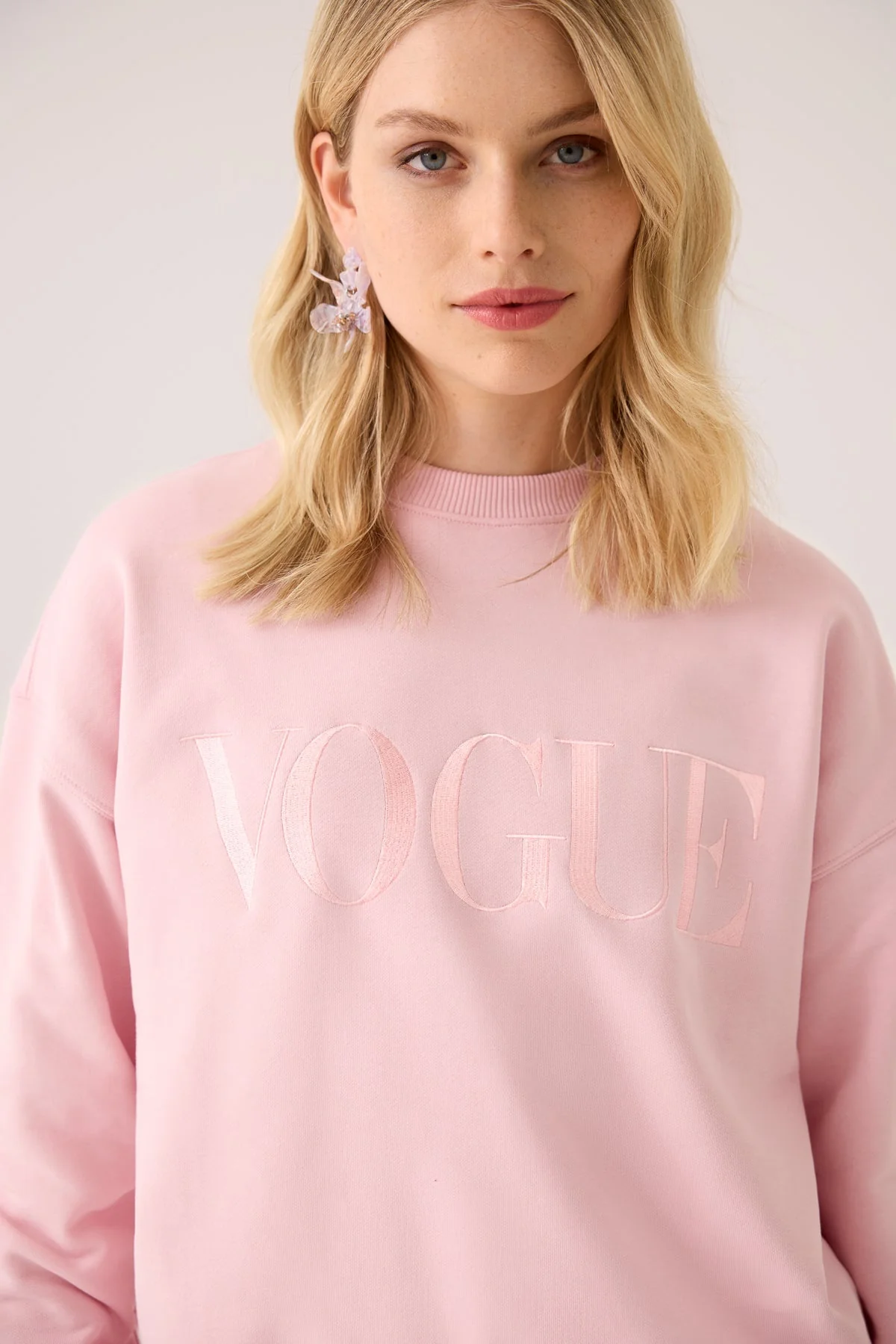 VOGUE Sweatshirt Pale Rose Embroidered Logo - Image 2