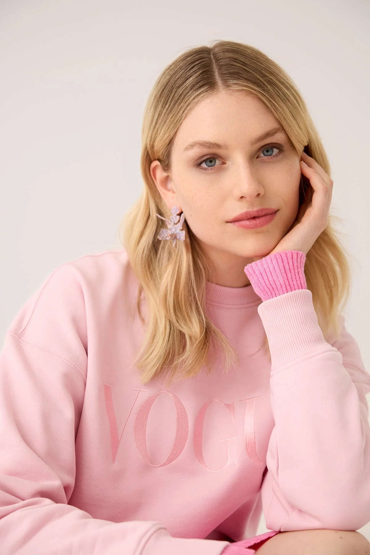 VOGUE Sweatshirt Pale Rose Embroidered Logo - Image 3
