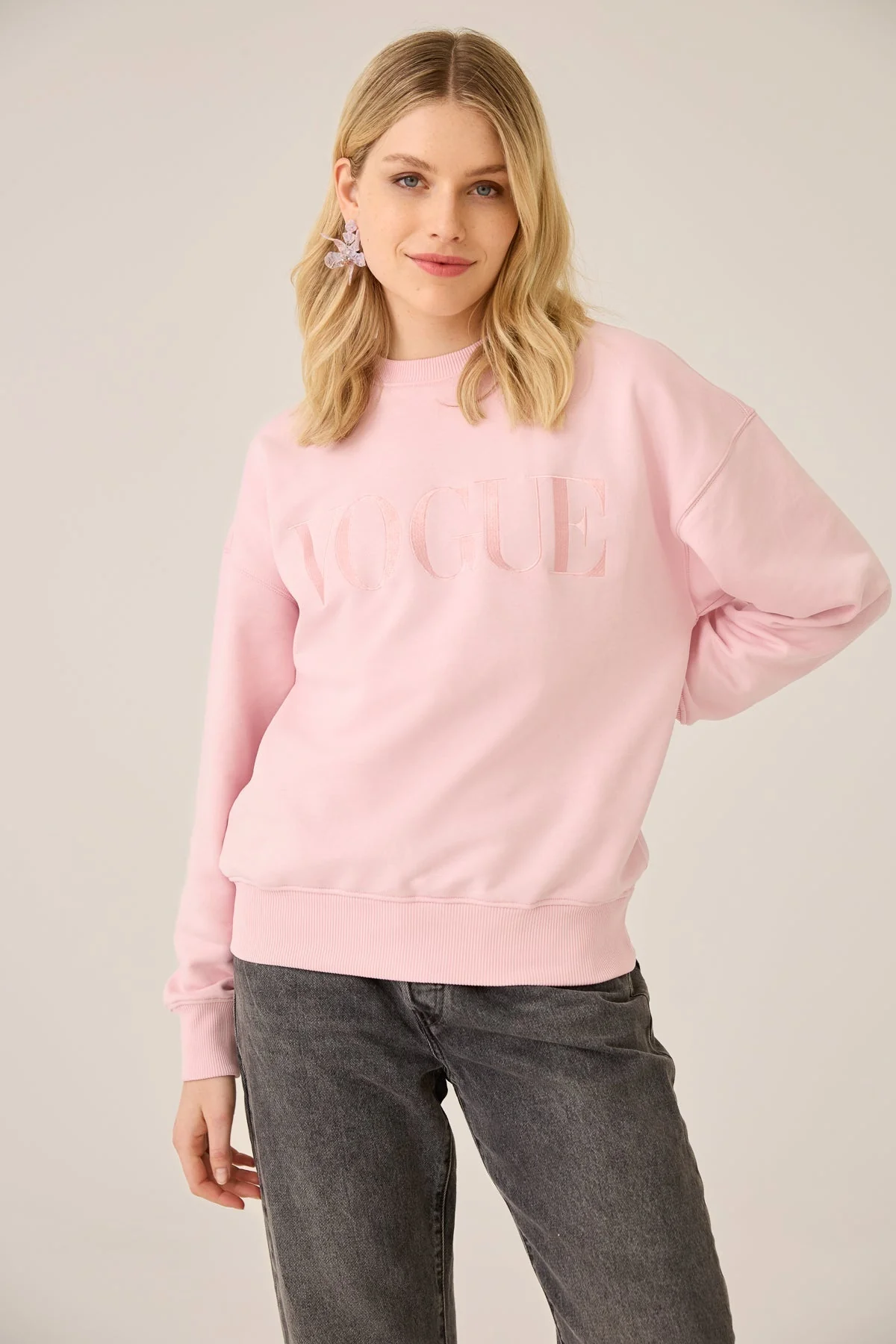 VOGUE Sweatshirt Pale Rose Embroidered Logo - Image 4