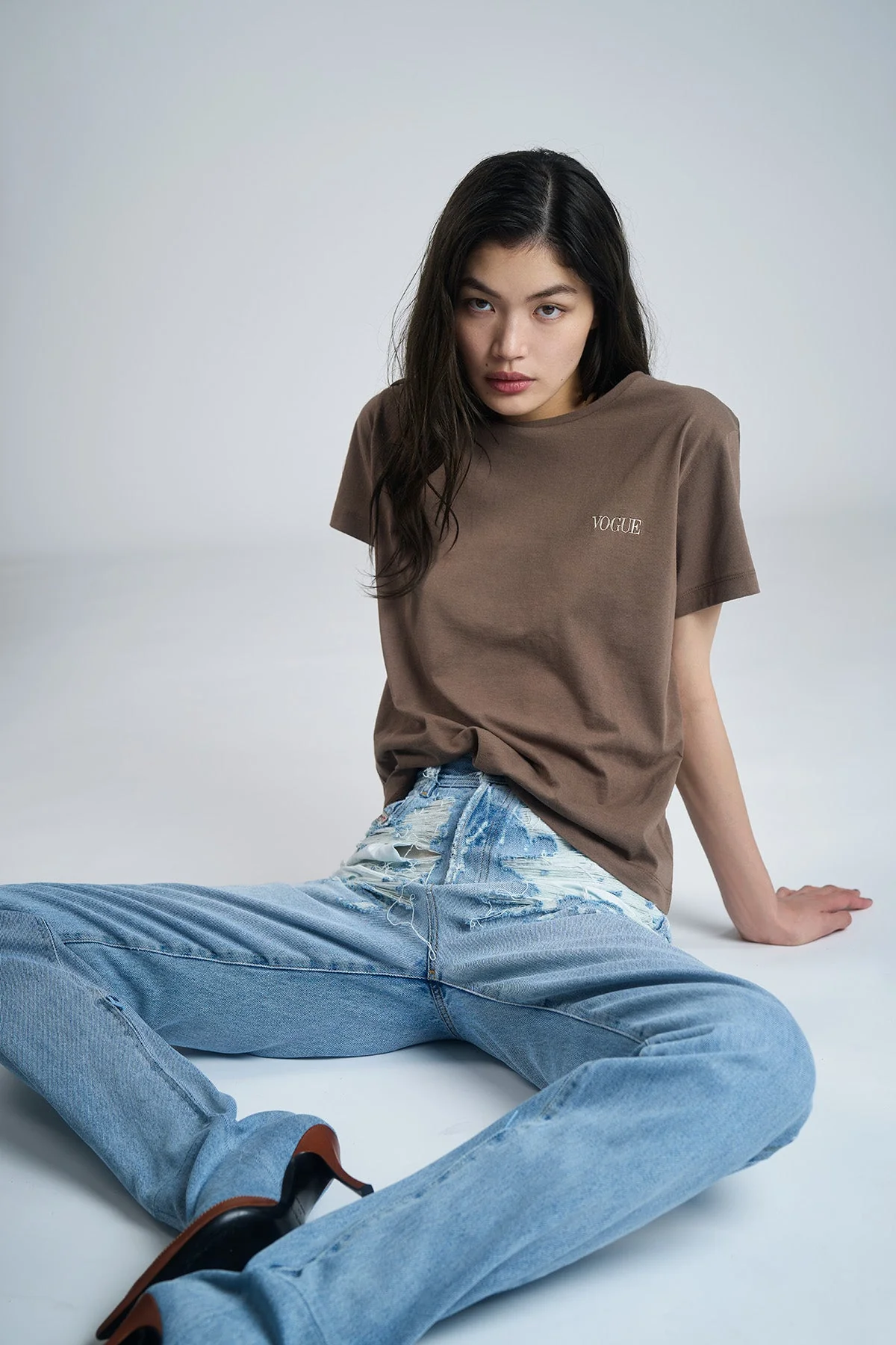 『VOGUE』ロゴ トゥルーコットン Tシャツ モカ - Image 2