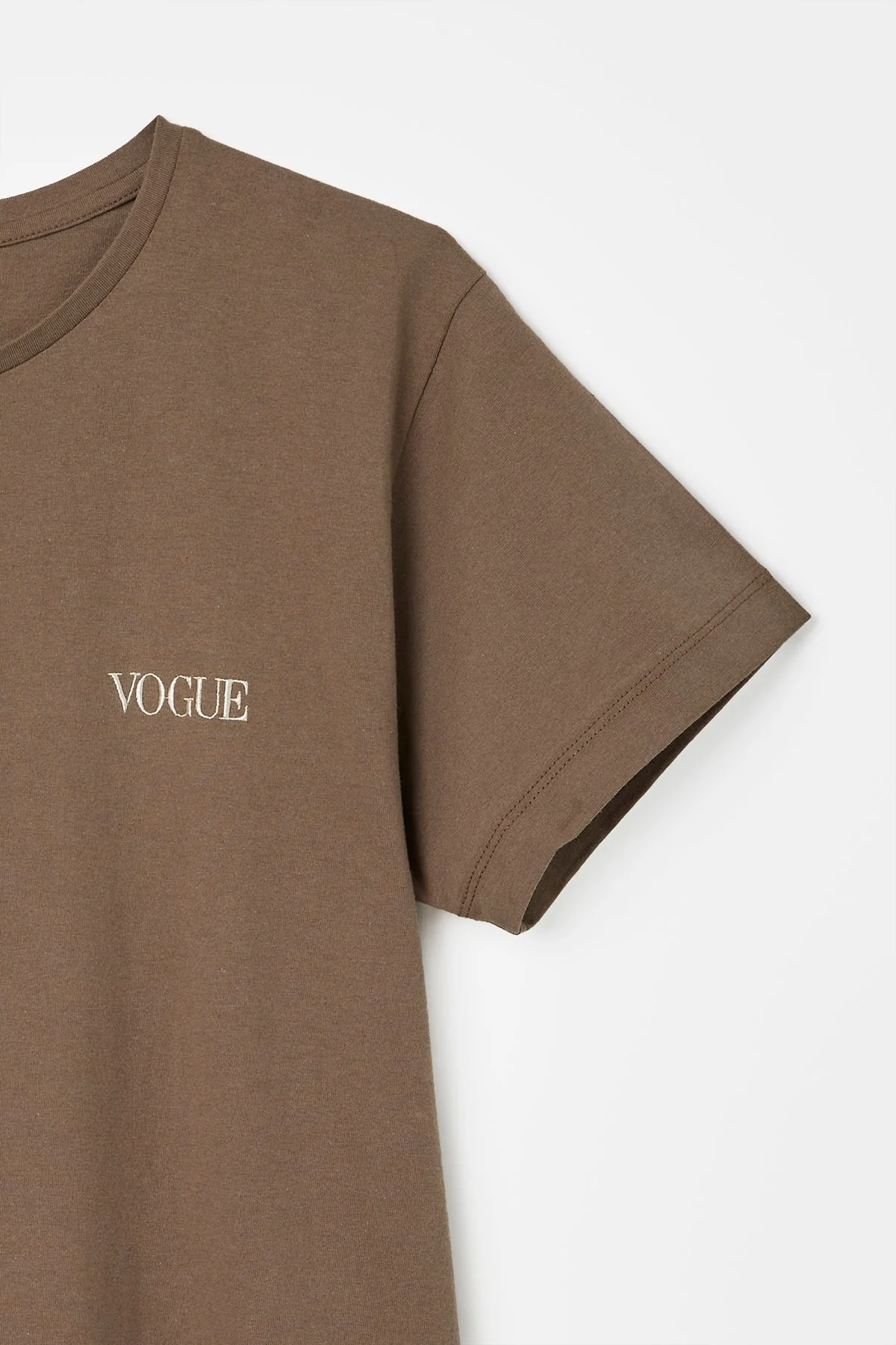 『VOGUE』ロゴ トゥルーコットン Tシャツ モカ - Image 6